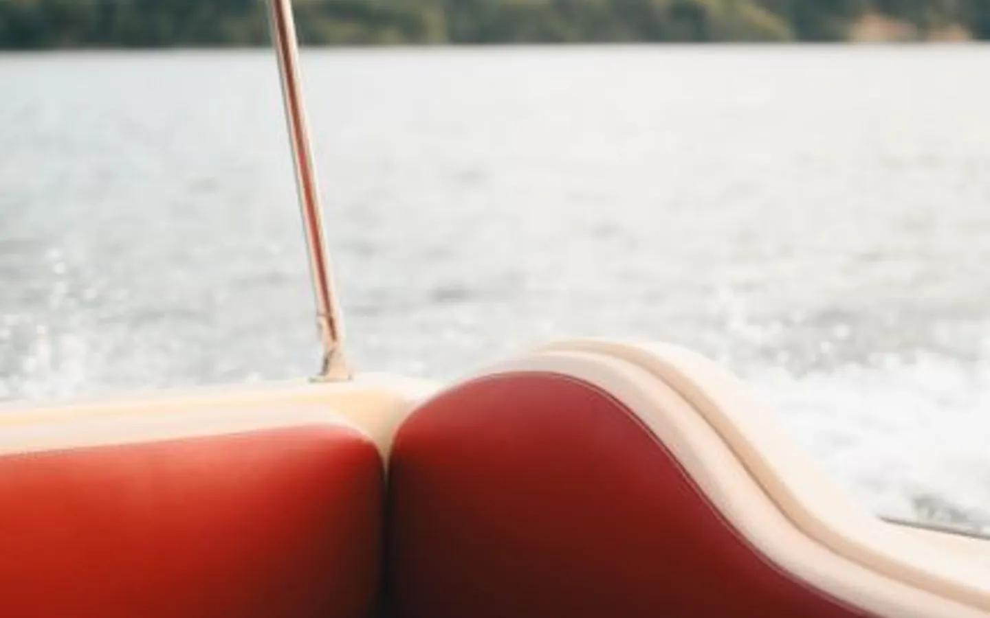 Sièges de bateau devant un lac calme